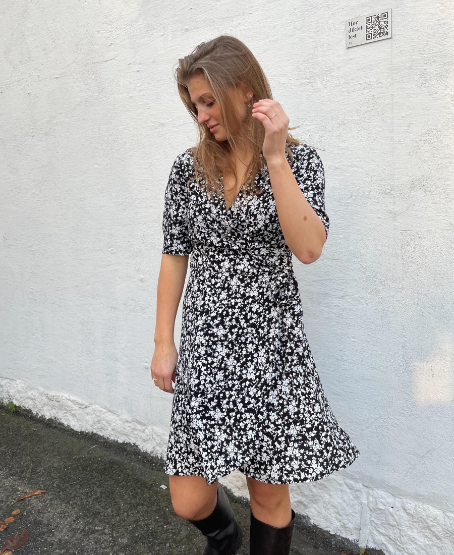 GANNI Printed Crepe Wrap Kjole Sort