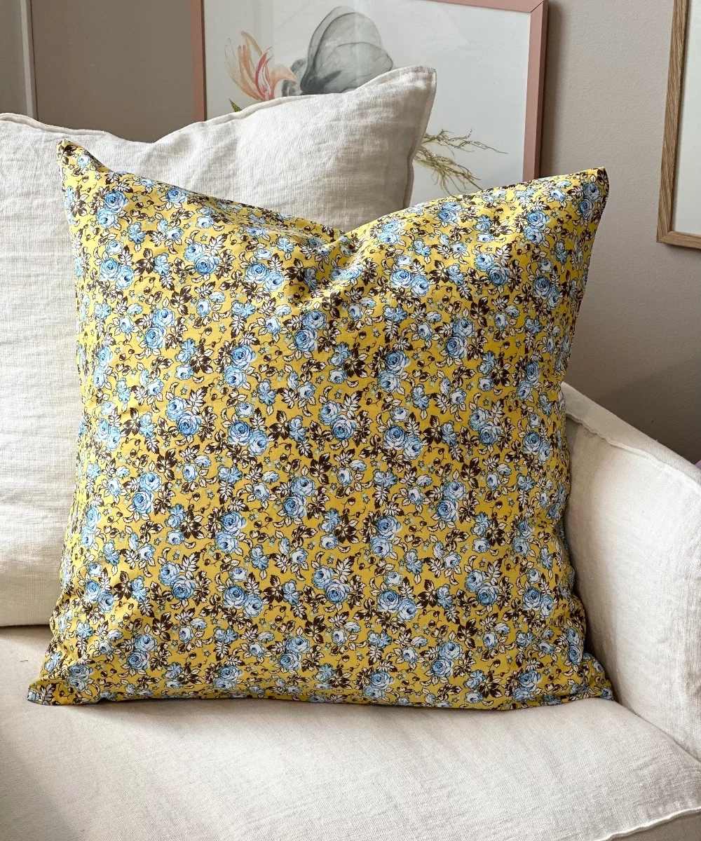 BY IDA Bomullspute Gul Blomster 50x50