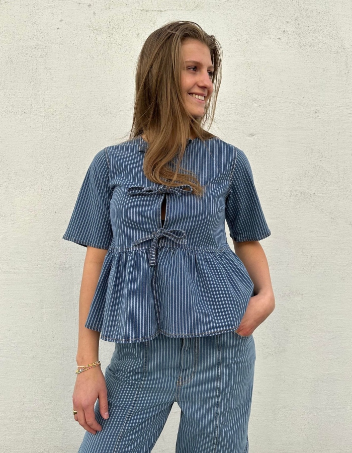 GANNI Light Stripe Denim Peplum Bluse Mid Blue Stone