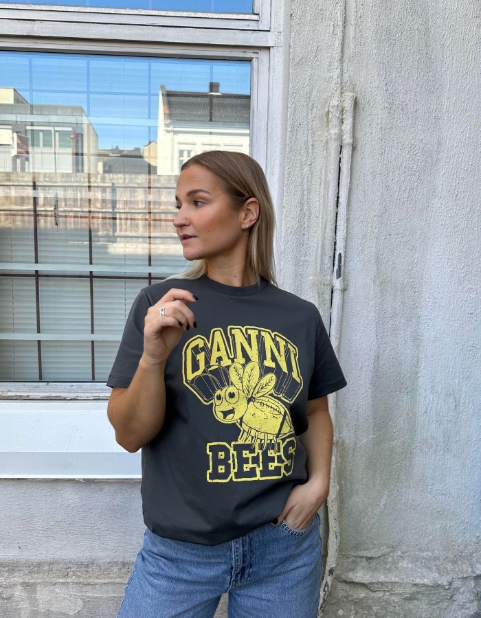 GANNI Basic Jersey Yellow Bee Relaxed T-skjorte Volcanic Ash