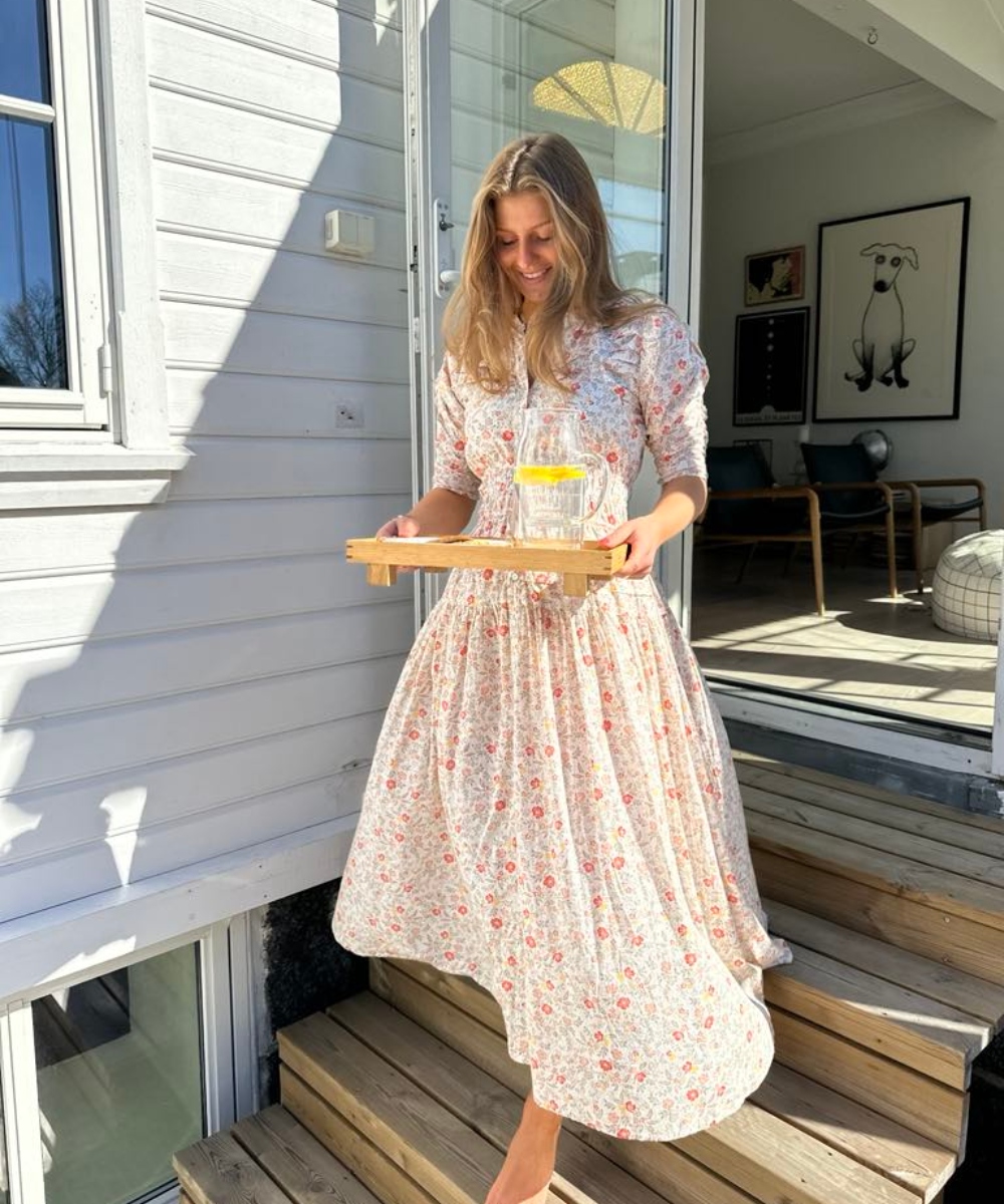 MISSMAYA Fabienne Kjole Almond