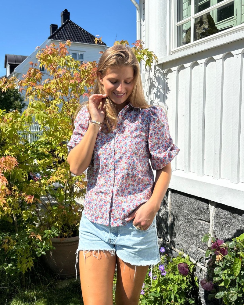 BY IDA Cherry Flower Bluse Blå Rosa