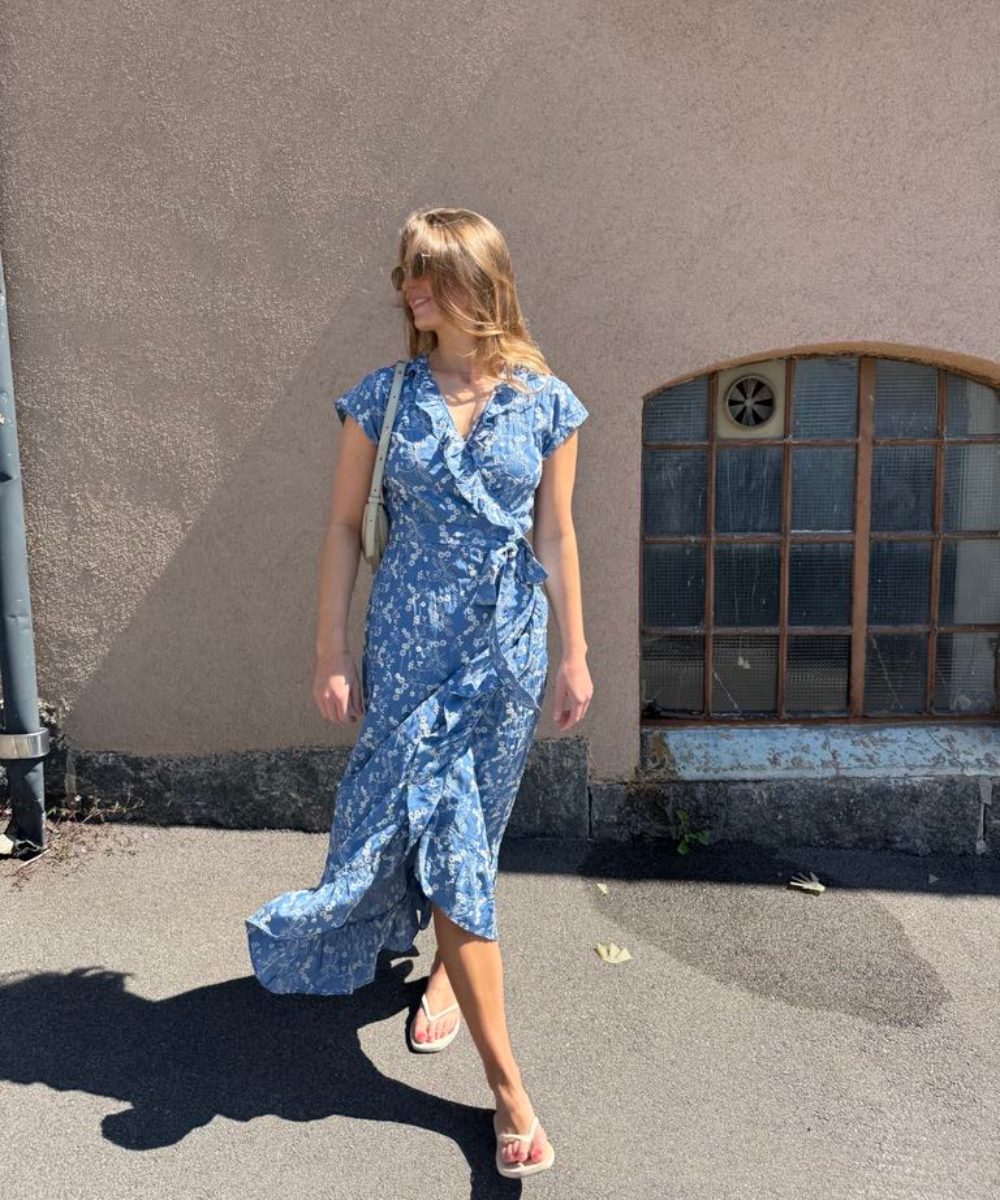 BY IDA Oda Omslagskjole Blåhvit Print Onesize - Bilde 2