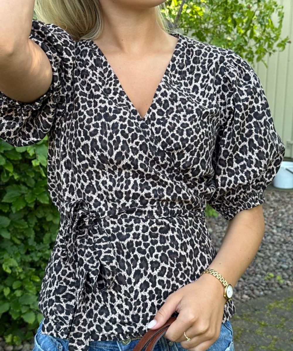 BY IDA Tone Wrap Bluse Leo Onesize - Bilde 2