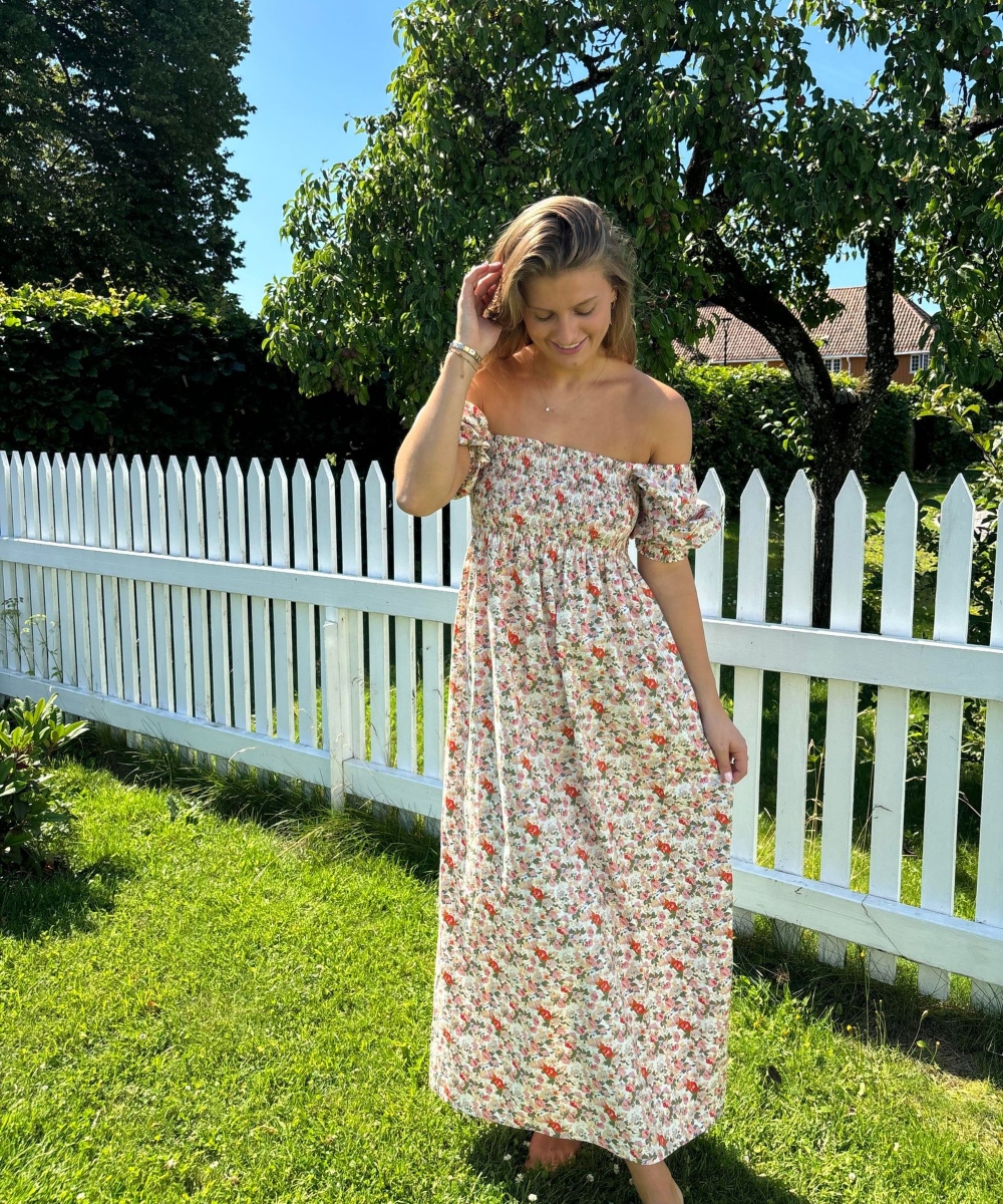 BY IDA Maren Long Kjole Off White Rød Grønn Blomster