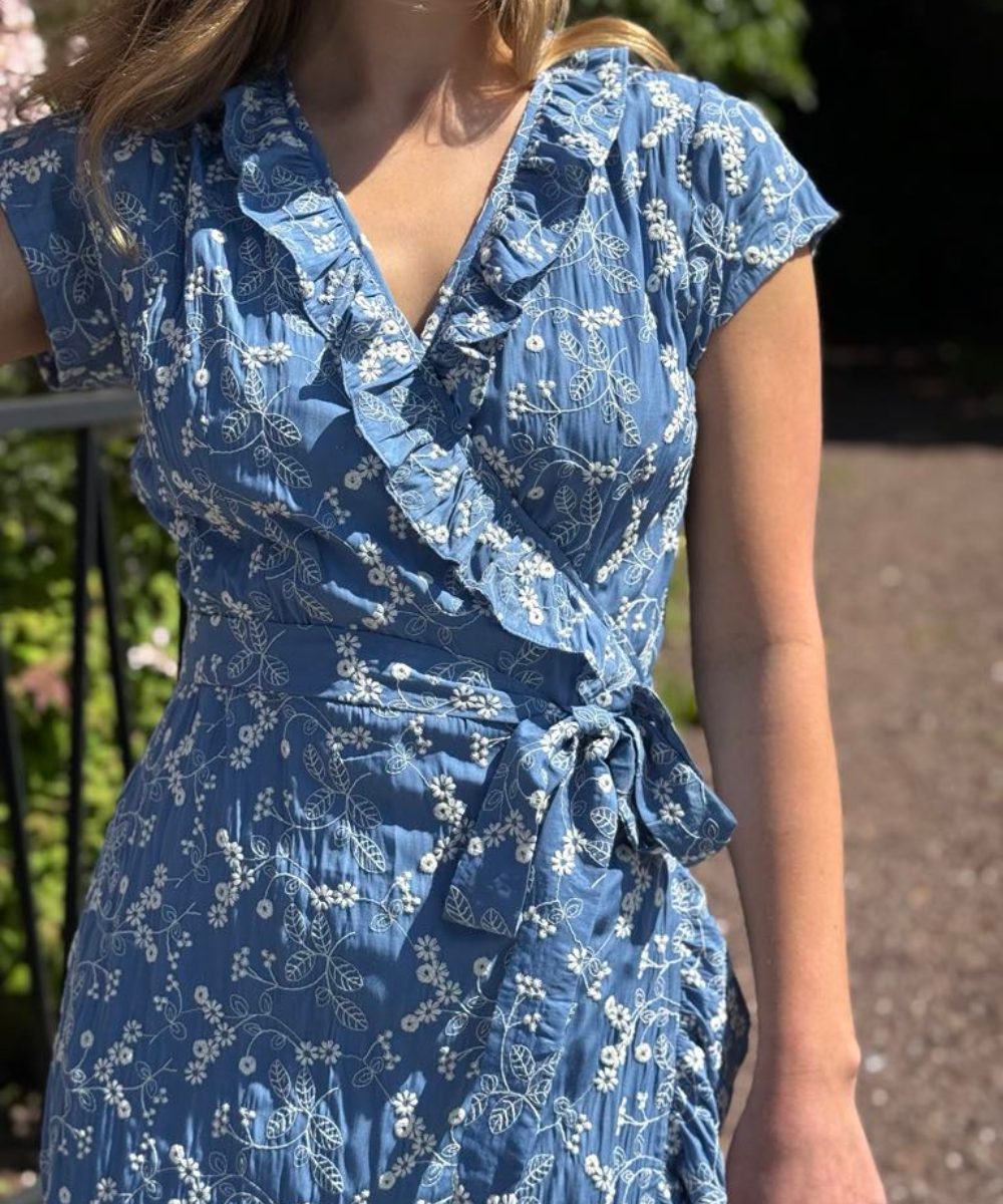 BY IDA Oda Omslagskjole Blåhvit Print Onesize - Bilde 4