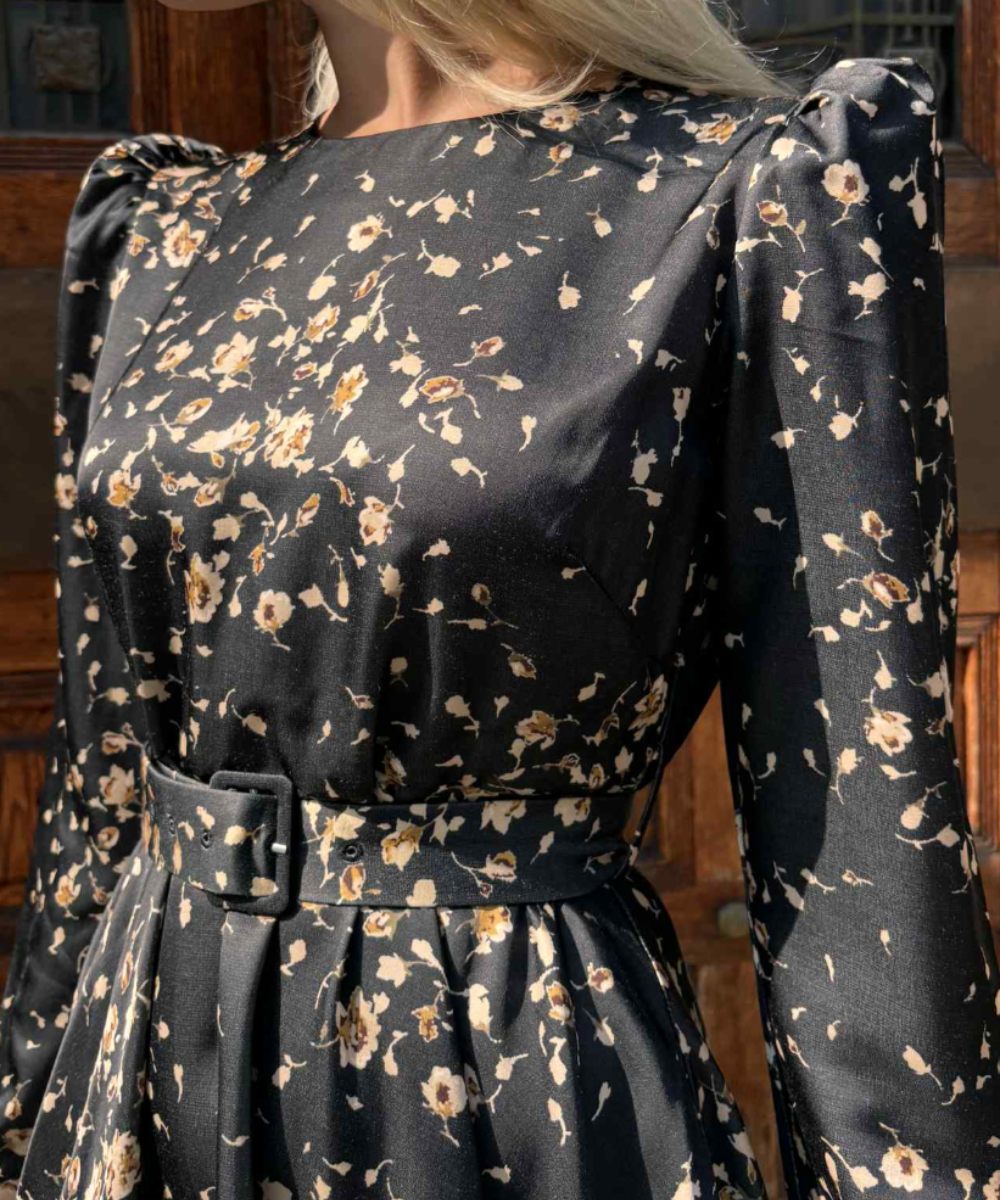 by TiMo Tailored Satin Belt Kjole Black Roses - Bilde 3