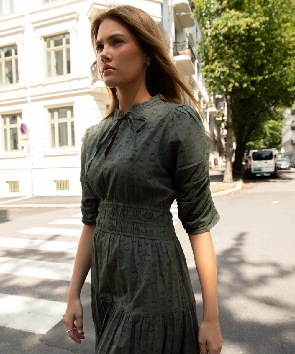 MISSMAYA Madison Kjole Forest Green - Bilde 3