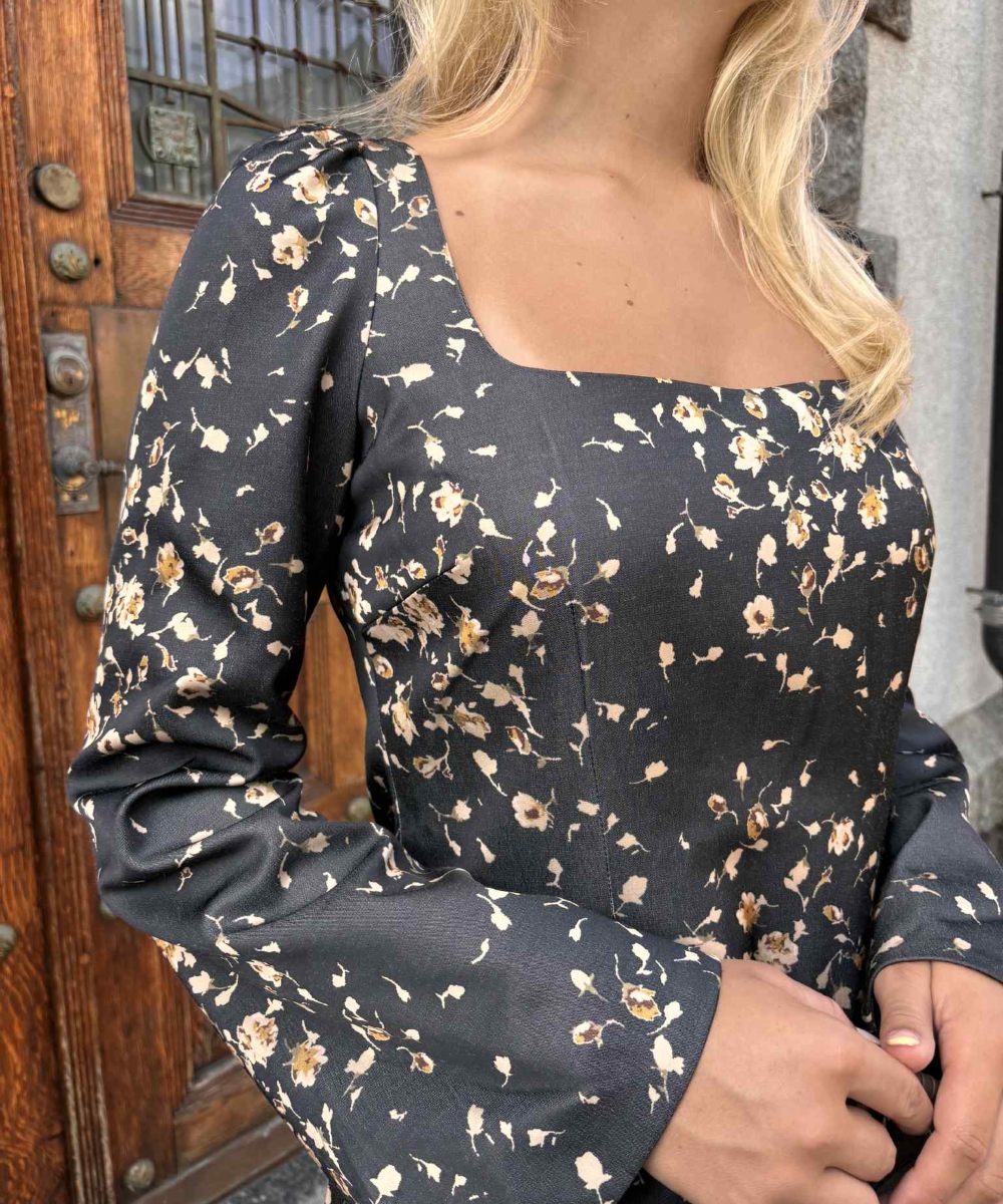 by TiMo Tailored Satin Mini Kjole Black Roses - Bilde 3