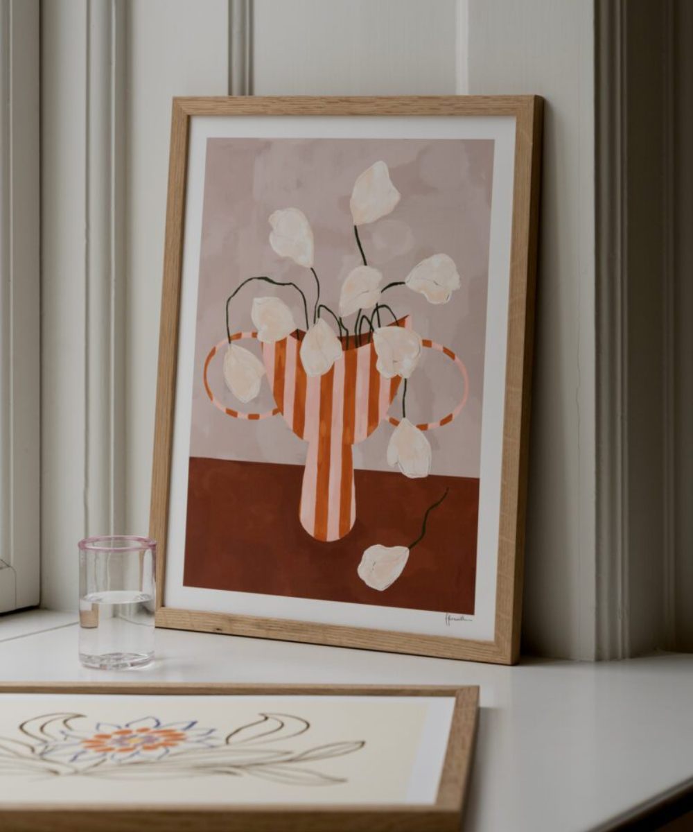 The Poster Club White FLowers In Striped Vase Plakat 50x70