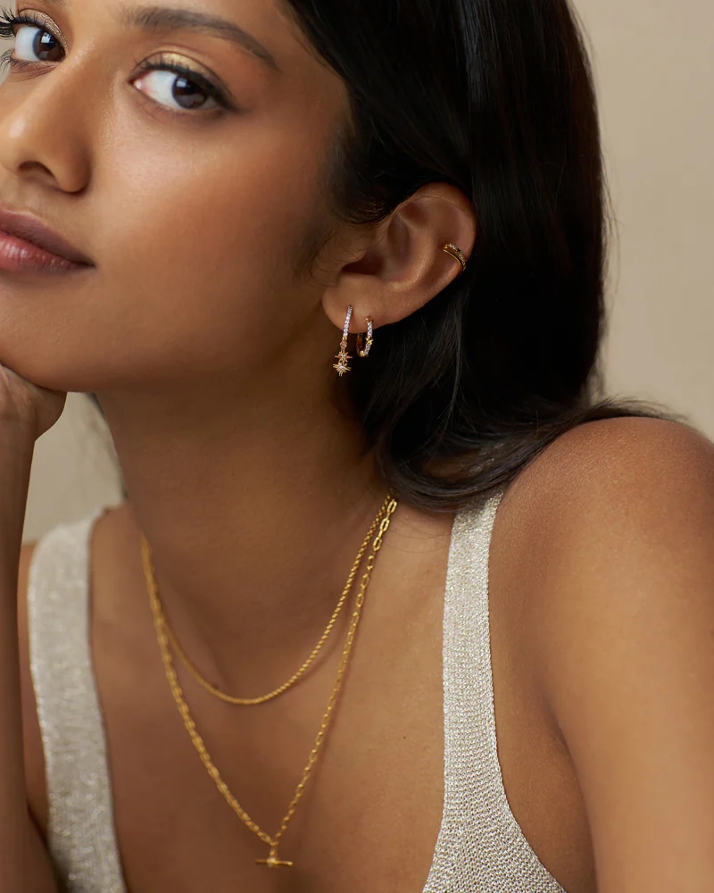 ORELIA Fine Pave & Star Stationed Huggie Hoops - Bilde 2