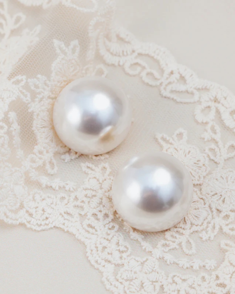 ORELIA Statement Domed Pearl Øredobber - Bilde 2