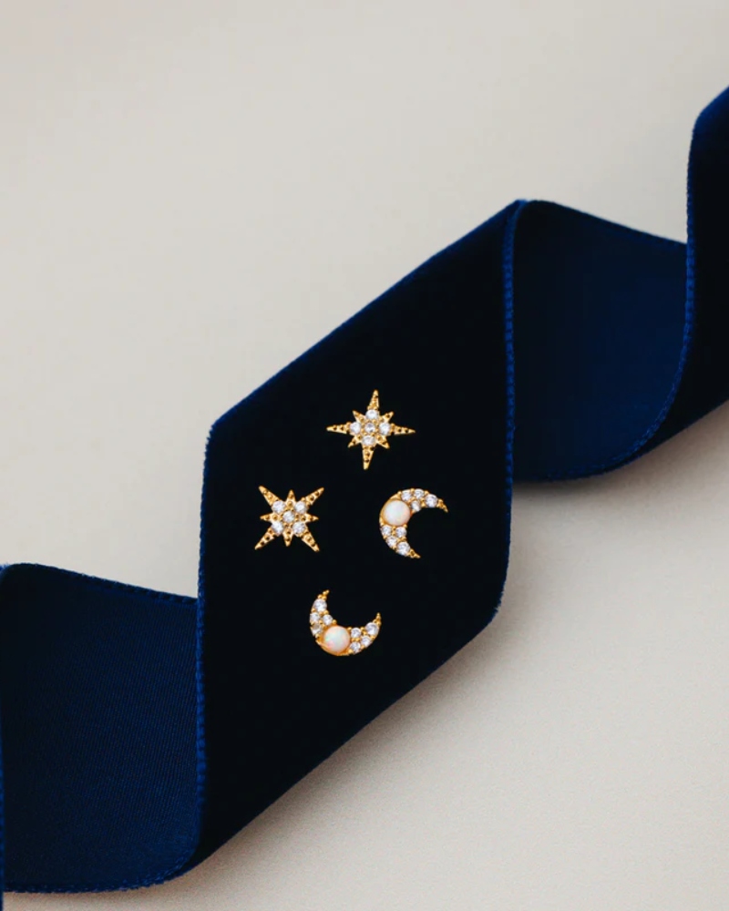 ORELIA Pave & Opal Moon Stud Øredobber - Bilde 3
