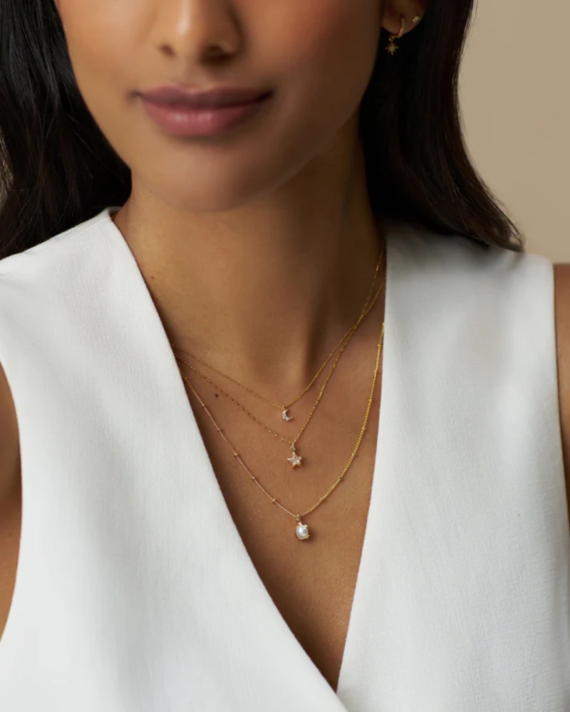 ORELIA Celestial Charm & Pearl 3-Row Halssmykke