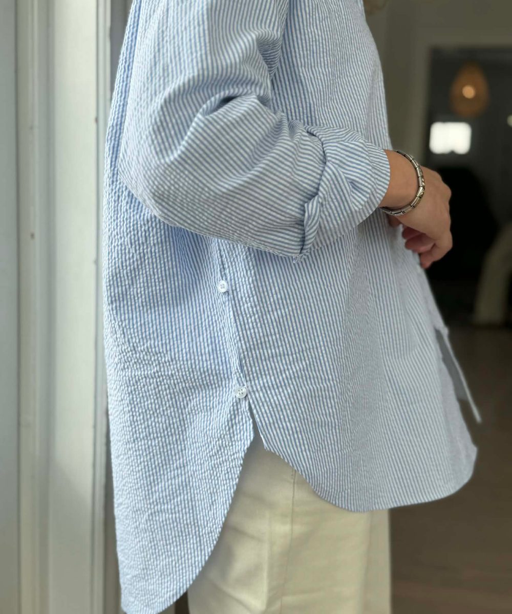 BY IDA Charlie Stripe Oversize Skjorte KLassisk Blå Hvit - Bilde 2
