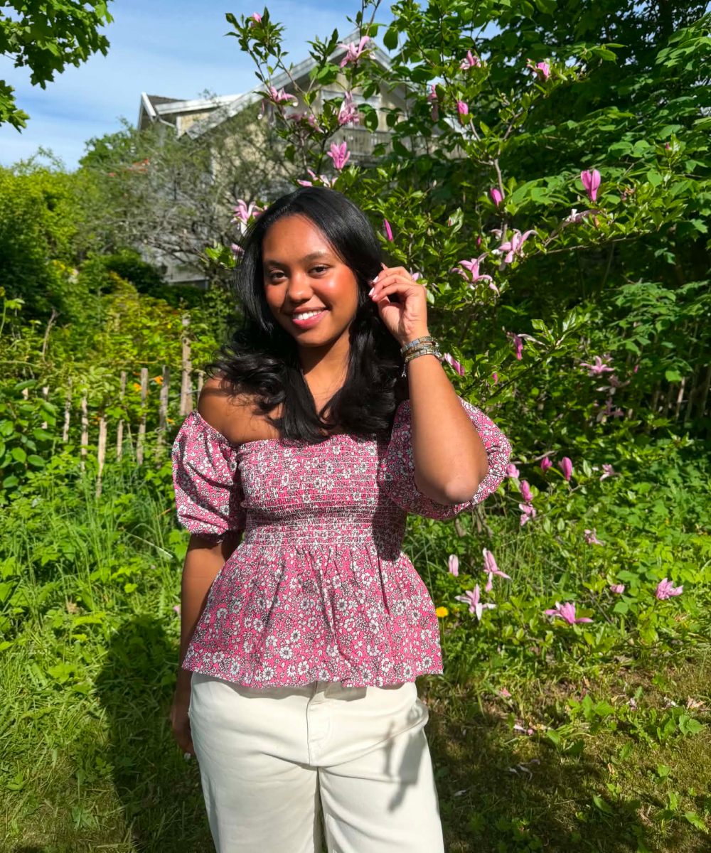 BY IDA Maren Off Shoulder Topp Mørk Rosa Hvite Blomster