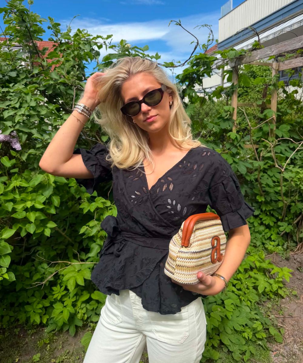 BY IDA Julia Omslagsbluse Sort Blonde