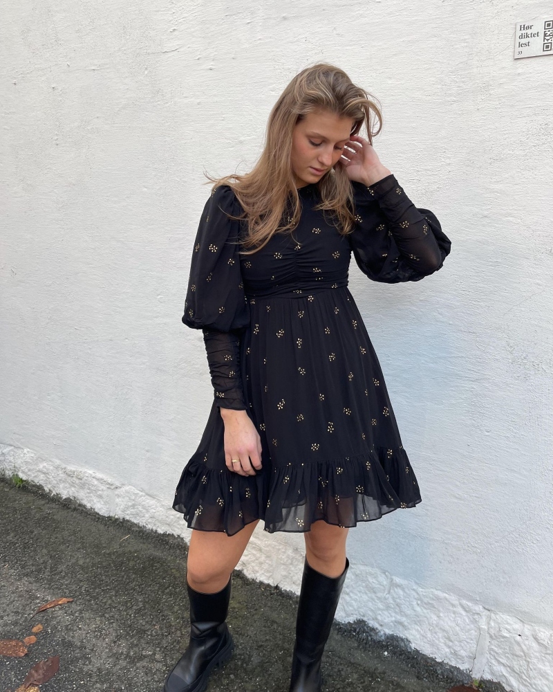 by TiMo Georgette Gathers Kjole Black Daisey