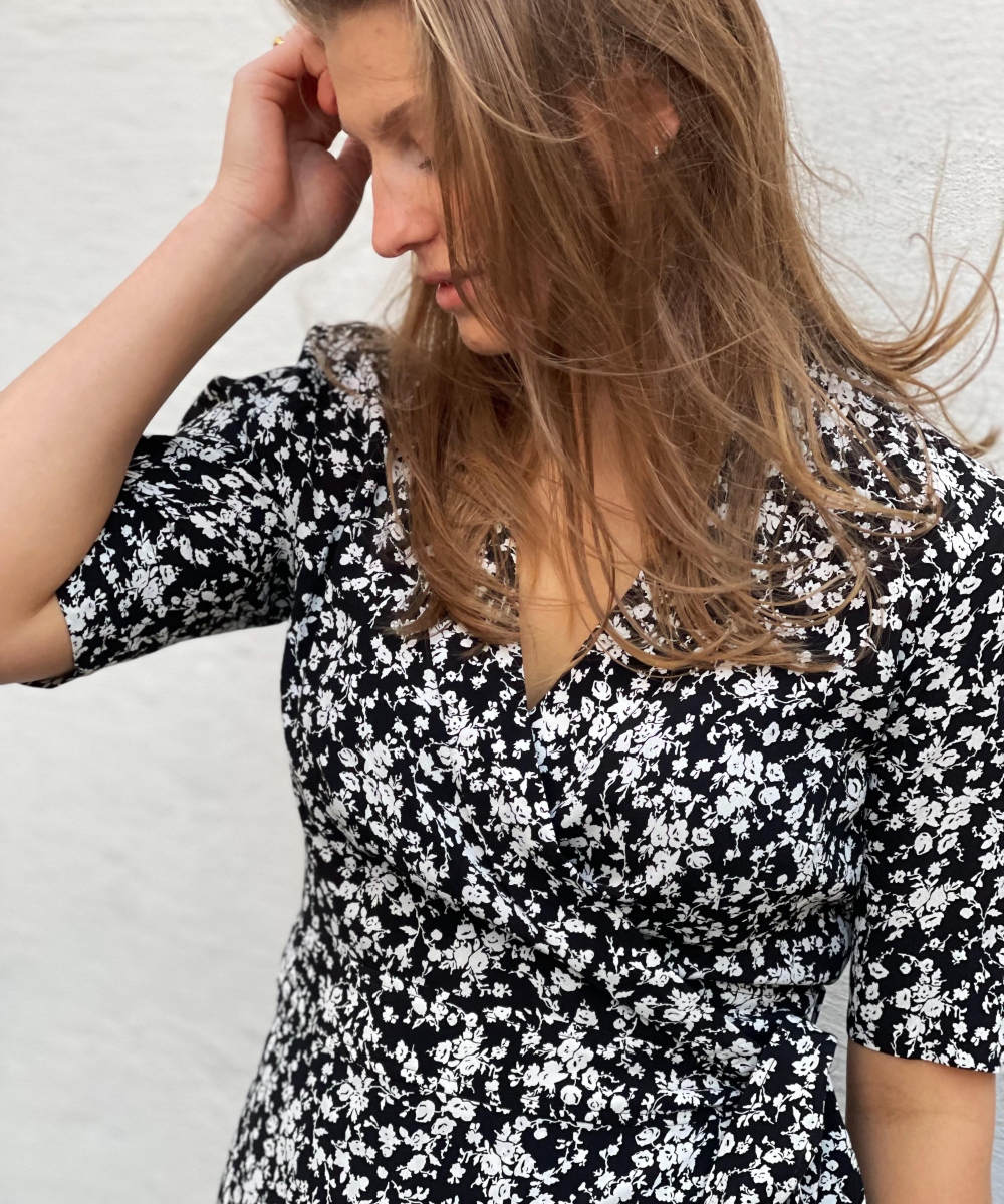 GANNI Printed Crepe Wrap Kjole Sort - Bilde 2