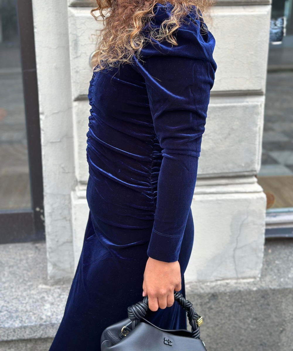 GANNI Velvet Jersey Gathered Long Kjole Total Eclipse - Bilde 3