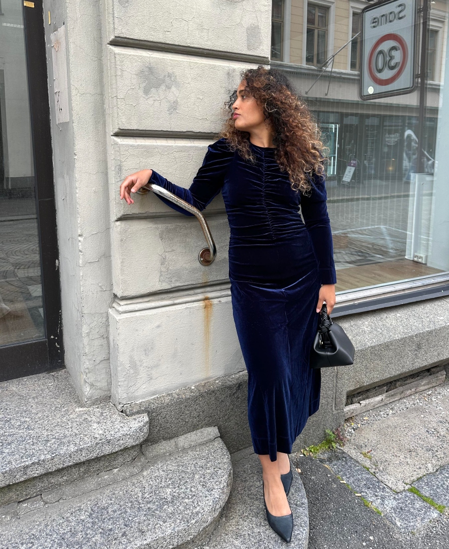 GANNI Velvet Jersey Gathered Long Kjole Total Eclipse - Bilde 4