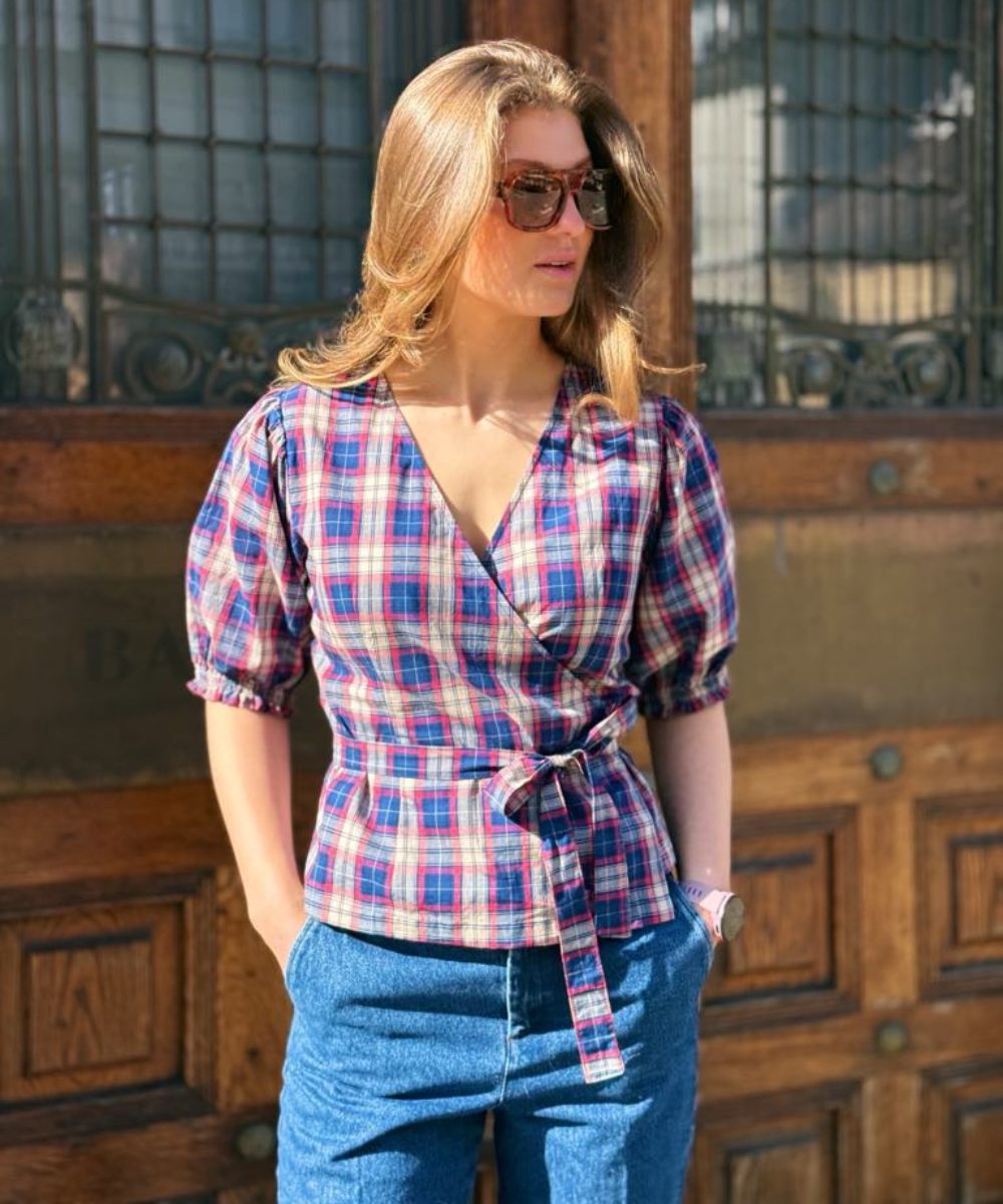 BY IDA Tone Wrap Bluse Rutete Mørk Blå