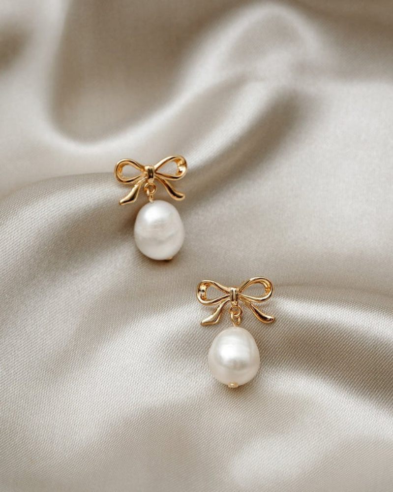 ORELIA Metal Bow & Pearl Drop Øredobber Gull